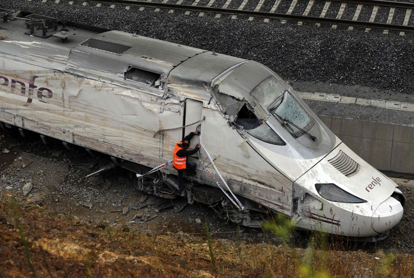 Видео где разбил. Крушение поезда Сантьяго де Компостела. Страшный поезд.